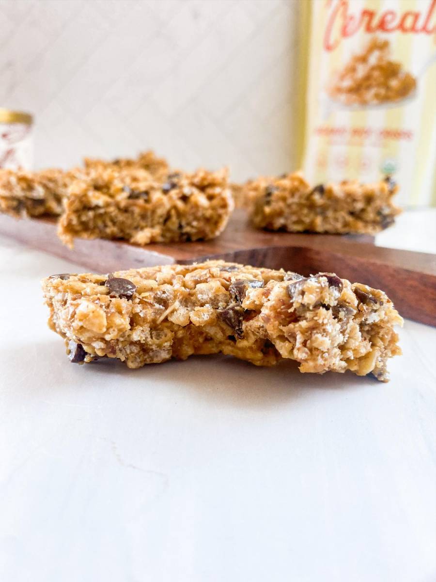 <b>5. BARRAS DE CEREAL. </b>Existen muchas variedades de barras en el mercado, desde granola hasta cereales y barras de avena. Lamentablemente, la gran mayoría son altamente procesadas y llenas de azúcares, lo que las convierte en una mala opción para desayunar. Si aún así prefieres consumirlas por falta de tiempo o porque te parecen prácticas, busca las elaboradas con ingredientes integrales, que contenga una cantidad limitada de azúcar agregada y que tenga al menos 10 gramos de proteína por porción.
