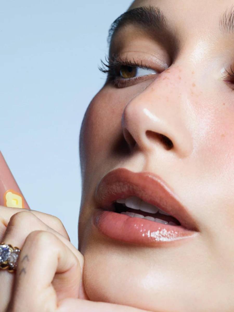 Y, por último, utiliza un tono nude para darle ese toque luminoso al rostro.