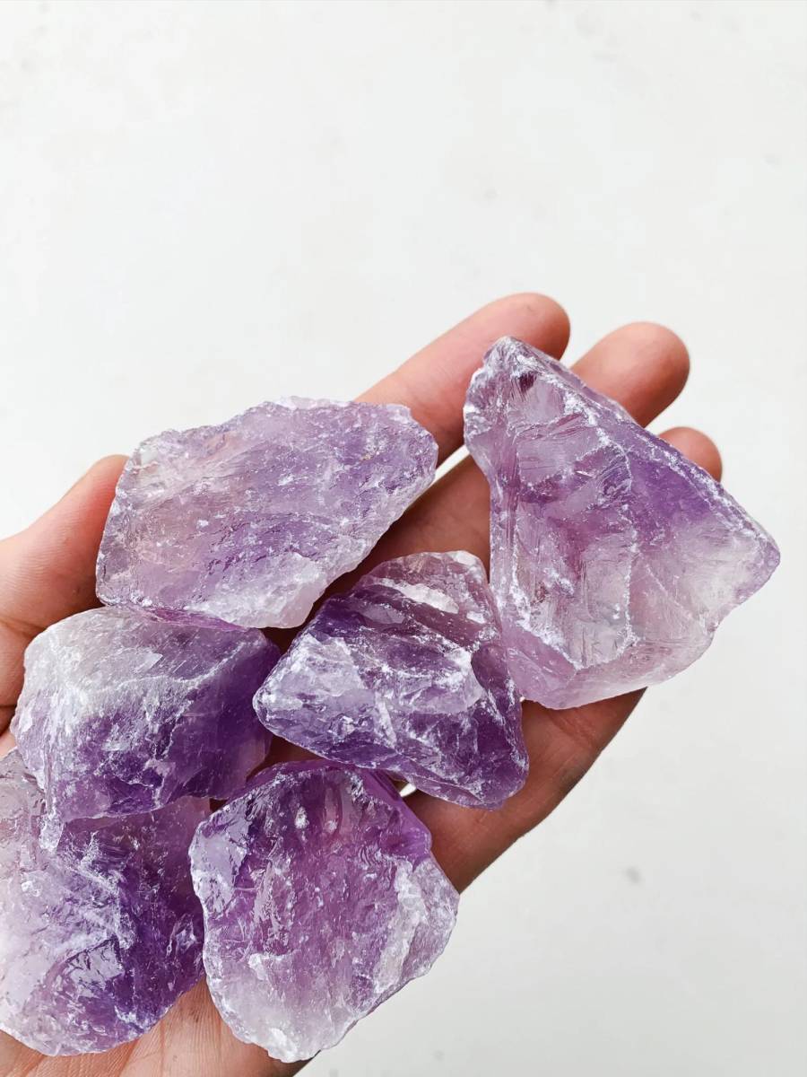 Febrero – Amatista.Esta piedra se relaciona con los dioses y la realeza. Simboliza alegría, representa pureza, equilibrio e inspira paz. En la antigüedad se creía que también ayudaba en los males del corazón. 