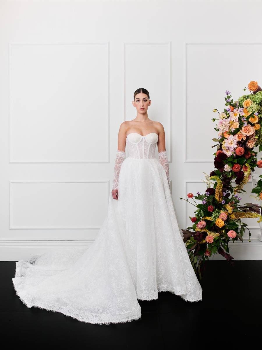 Pharis lanzó su colección en el One Fine Day Bridal Market, durante la Semana de la Moda Nupcial de Nueva York. La nueva línea refleja el trademark de sofisticación atemporal y alta costura moderna del diseñador hondureño, presentando vestidos artesanales creados para la novia contemporánea que busca elegancia e individualidad.