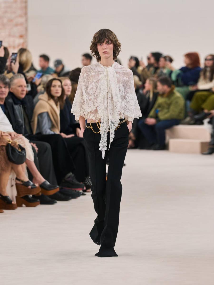 La maison francesa Chloé, bajo la dirección creativa de Gabriela Hearst, ha integrado un fuerte enfoque boho chic en sus colecciones recientes, pero con un giro hacia la sostenibilidad. Chloé ha apostado por materiales naturales y artesanales.
