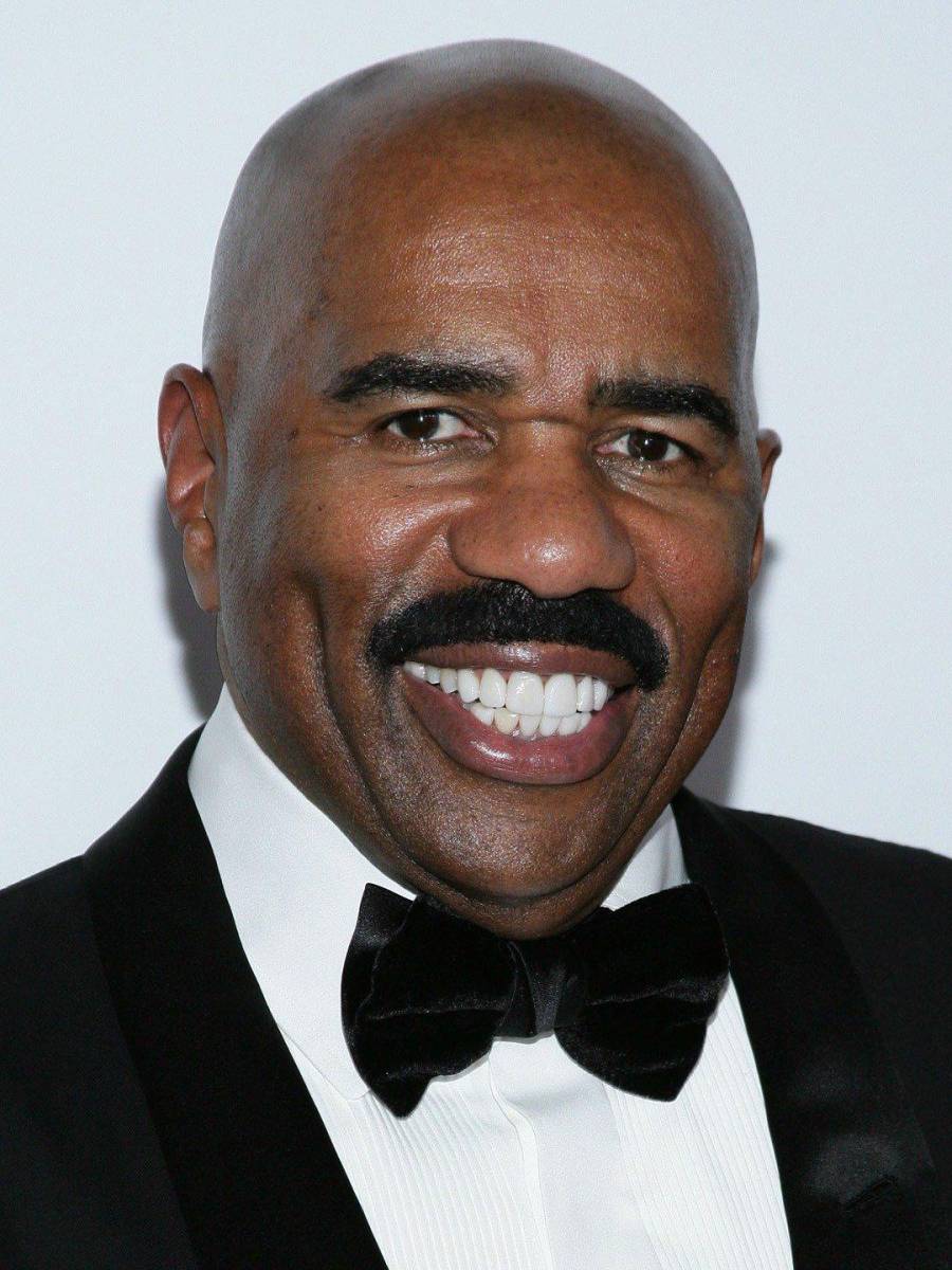 Steve Harvey es conocido por ser un gran comediante y presentador de televisión, pero tal vez no sabías que tuvo muchos trabajos antes de alcanzar la fama, de los cuales están repartidor de periódicos, cajero de supermercado y trabajó en una fábrica de Ford. Asimismo, administraba un negocio de limpieza de alfombras y fue vendedor de seguros.