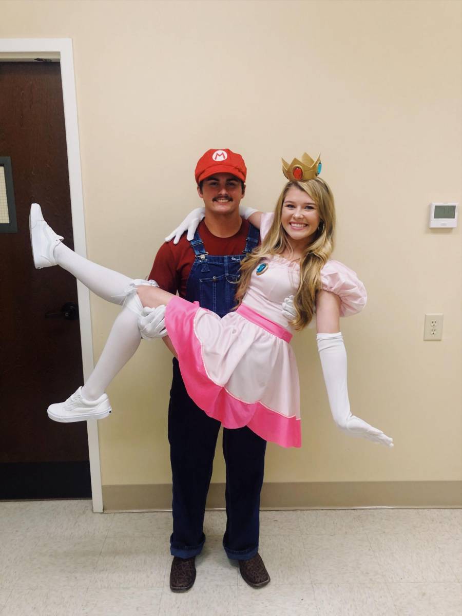 Peach y MarioLa película animada del año 2023 merece un puesto en nuestra lista de ideas de disfraces en pareja. ¡Te aseguramos que los personajes de Nintendo serán una sensación este año!