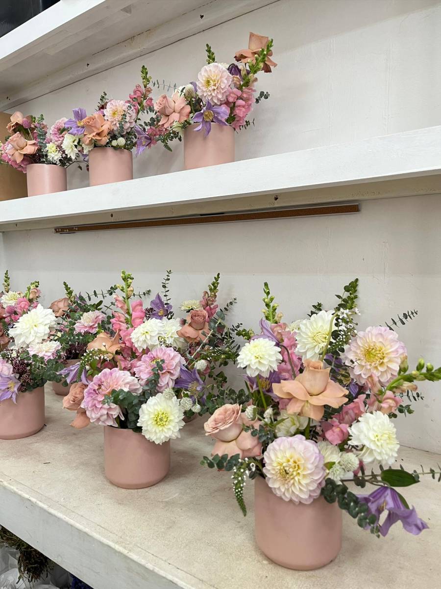 <b> ¿Qué mujeres te inspiran?</b>“Mi mamá, principalmente. También muchas floristas alrededor del mundo, como Pop up Florist en Nueva York, Bows and Arrows en Dallas y Gabriela Salazar La Musa de las Flores en México; ellas inspiran mi trabajo, pero mi mamá me inspira a mí”.