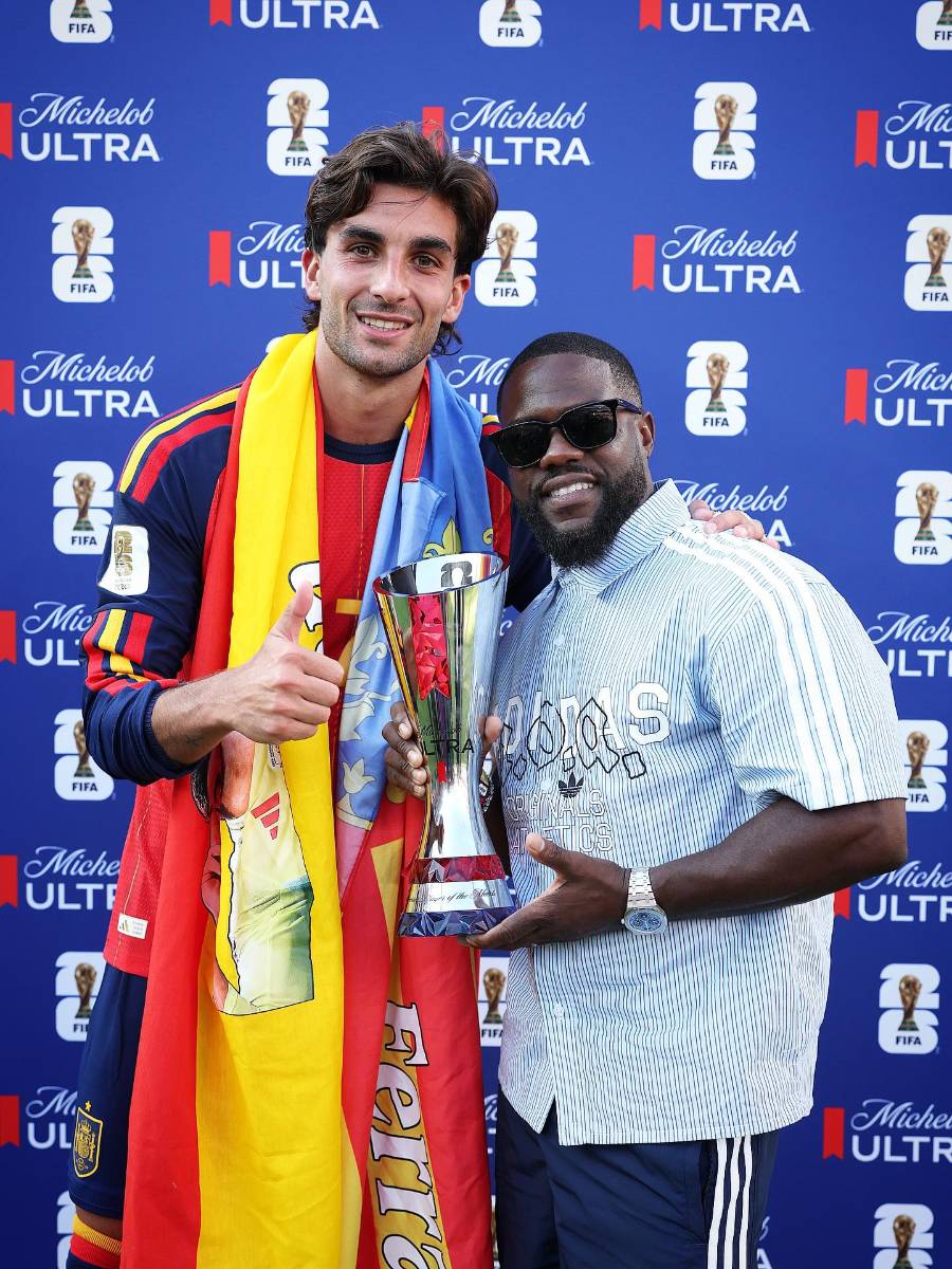 Ferran Torres y Kevin Hart.