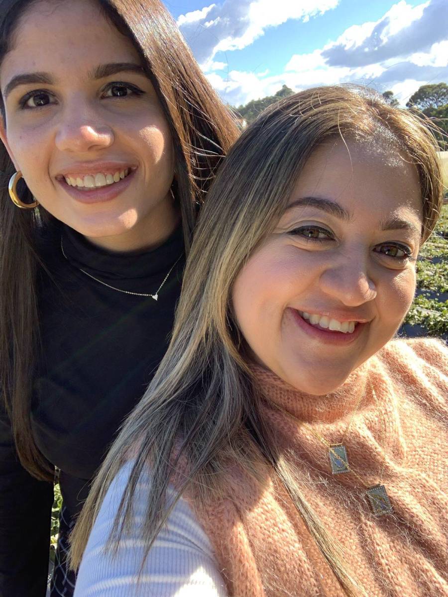 El “CONECTA FEST” surge del entusiasmo y la visión compartida de Andrea Diaz y Stephanie Massu, dos amigas que se propusieron ser pioneras en la conexión entre marcas locales y personas que necesitan un impulso en su autoestima. Este evento reúne a diversas marcas de San Pedro Sula y otras partes de Honduras con patrocinadores y clientes, creando un ambiente de alegría, premios, compras y, sobre todo, un espíritu positivo para resaltar el potencial de las marcas hondureñas. Se ofrecen talleres centrados en el amor propio, diseñados para fortalecer y empoderar a los participantes al sumergirlos en una experiencia de conexión única a través de actividades que fomentan la interacción social y la reflexión personal. Estos talleres, conocidos como “Conecta Para Amar”, se llevan a cabo en períodos especiales a lo largo del año.