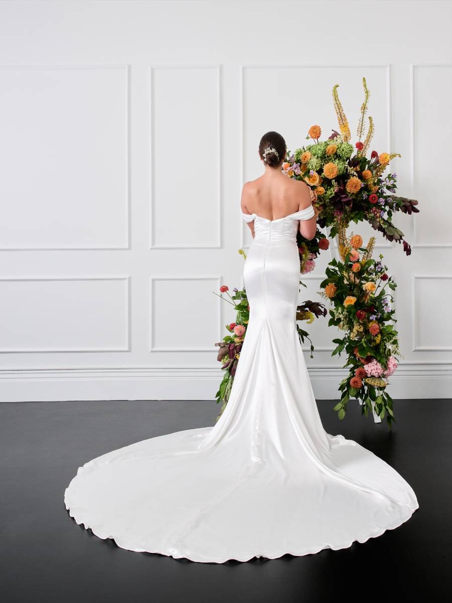 El diseñador Guillermo Pharis reafirma su estilo romántico en el que predominan siluetas refinadas,artesanía atemporal de alta costura y su enfoque personalizado en el diseño.