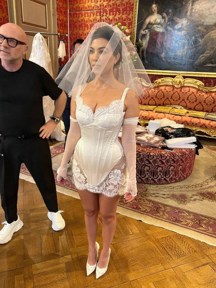 El vestido que Kourtney usó fue un diseño personalizado de Dolce &amp; Gabbana.