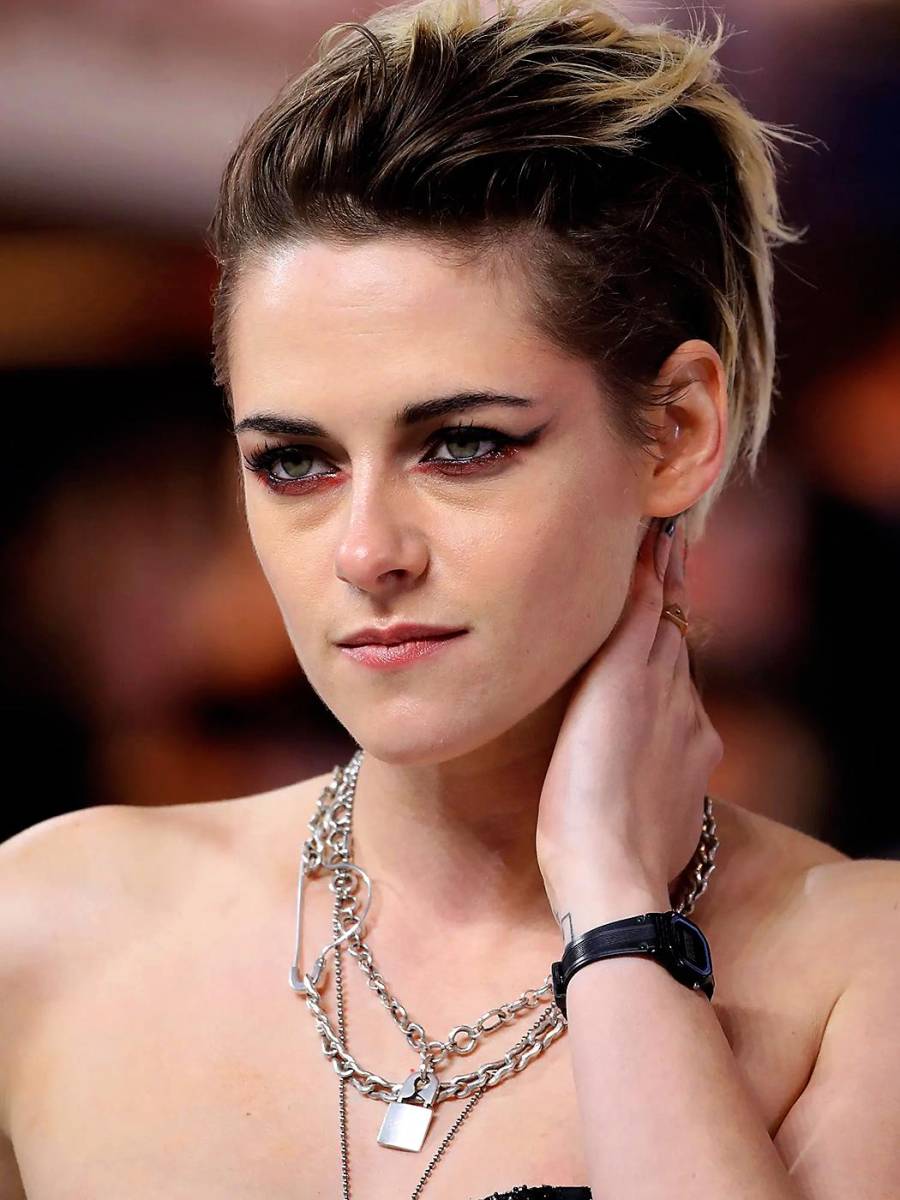 Kristen Stewart “No, nunca. Nunca. Estoy tan asustado por la idea de hacer cualquier cosa. Y tal vez eso sea completamente arrogante, pero no quiero cambiar nada de mí mismo”.