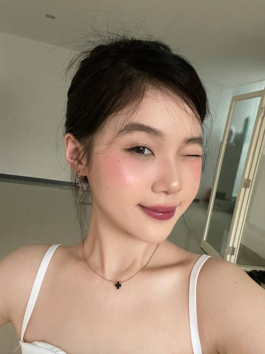Igari makeupConocida como “hangover blush”, esta tendencia sigue en auge debido al efecto sonrosado que añade al cutis. No obstante, este año se está adoptando con un enfoque más oscuro y misterioso, influenciado por el popular estilo soft grunge que ha ganado terreno en las redes sociales.