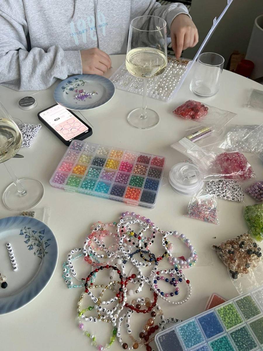 <b>Hacer brazaletes de la amistad. </b>Los friendship bracelets no pasan de moda, y hacerlos juntas es una actividad creativa y especial. Pueden intercambiarlos al final como recuerdo de su amistad. ¡Cuanto más coloridos, mejor!