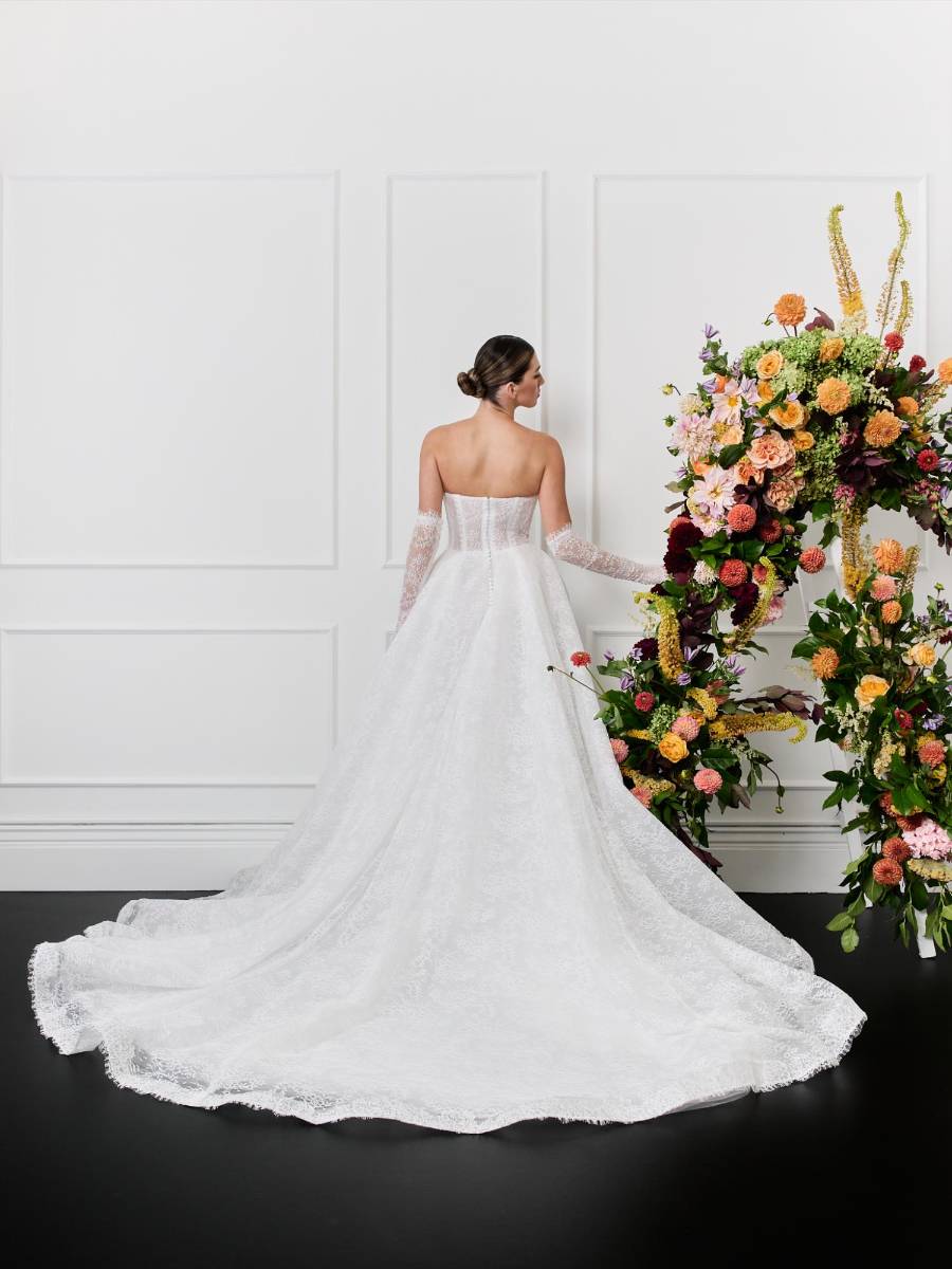 Diseño Amanda de top en corset y falda amplia revestida en encaje