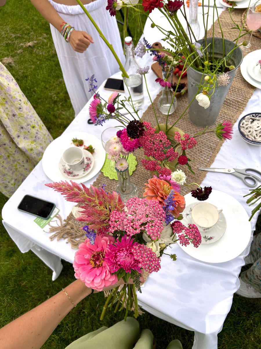 <b>Crear bouquets de flores. </b>Convierte la sala o jardín de tu casa en un taller de flores. Compren diferentes tipos de flores y dediquen la tarde a crear bouquets personalizados. Esta actividad no solo es relajante, sino que les dejará un hermoso detalle para decorar su espacio.