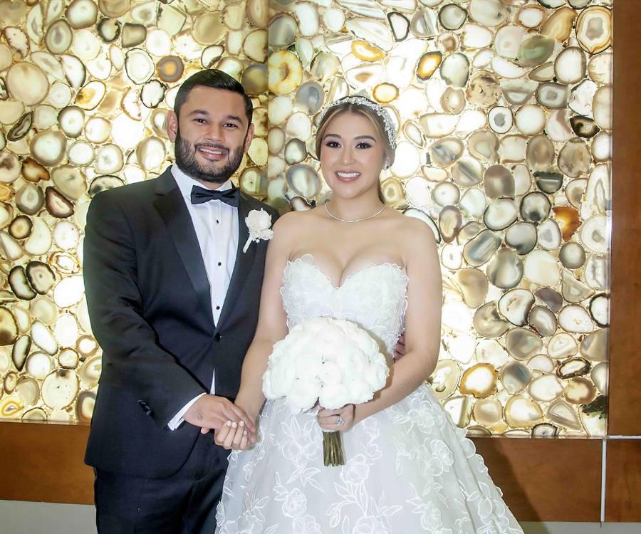 Bajo una atmósfera de romance clásico y elegancia atemporal, Jenny Gabriela Maldonado Villeda y Josué David Contreras Flores celebraron su unión en una velada inolvidable que reunió a familiares y amigos cercanos. Entre miradas cómplices, aplausos y emociones compartidas, los recién casados fueron recibidos con ovaciones al ingresar al salón Napoleón del hotel Copantl &amp; Convention Center, marcando el inicio de una noche donde el amor, la sofisticación y la alegría fueron los grandes protagonistas.