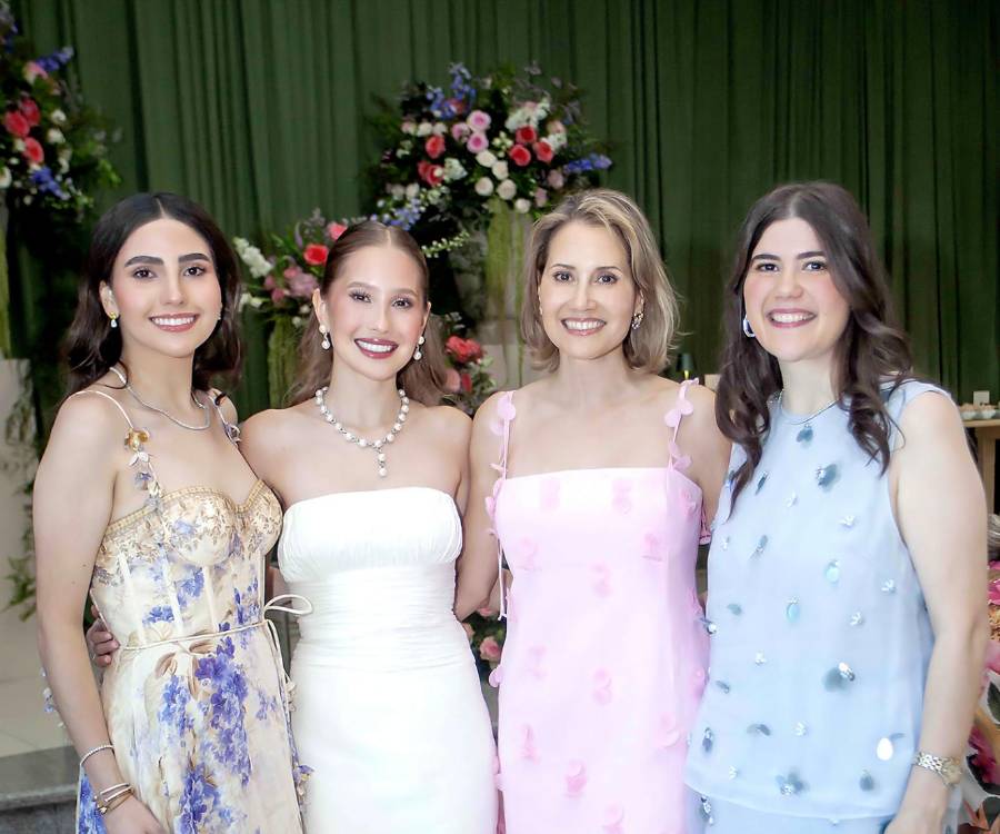 Una tarde llena de cariño y buenos deseos acompañó a Isabella Garza Galdámez durante su despedida de soltera, celebrada junto a familiares y amigas en vísperas de su esperado enlace matrimonial con Pedro Cordón Salles. En la foto: Alessandra e Isabella Garza Galdámez con su madre Susana Galdámez y Victoria Garza.