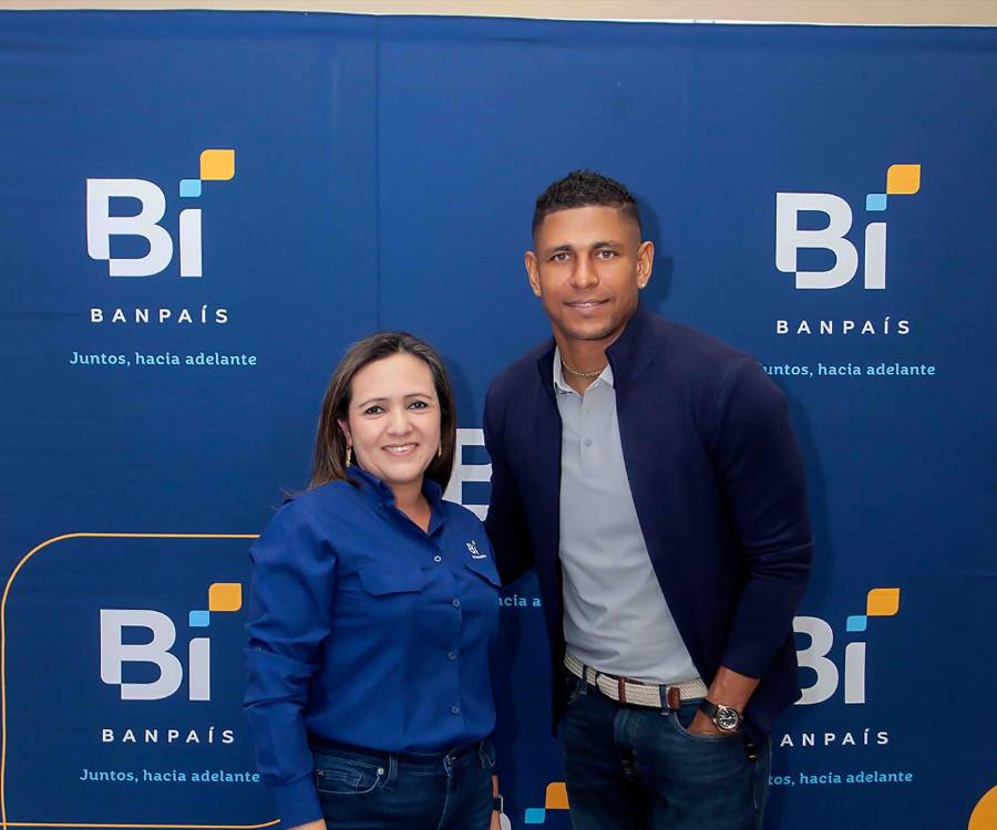 Lic. Victoria Franco, Gerente Comercial y de Estrategia de Medios de Pago de BanpaÍs y el ex-mundialista Carlos Costly