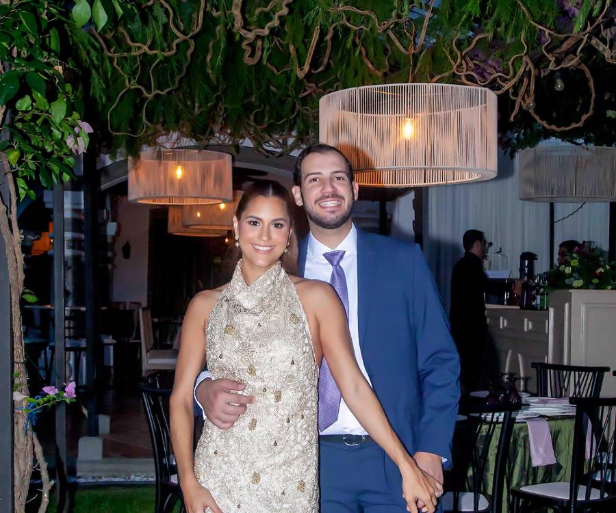 Carlos Simán y Marcela Andonie sellaron oficialmente su historia de amor. La pareja celebró su boda civil en una íntima y elegante recepción, donde la alegría por este nuevo comienzo fue compartida por familiares y amistades cercanas, en un entorno cuidadosamente diseñado para honrar la importancia del momento y la felicidad de los nuevos esposos.