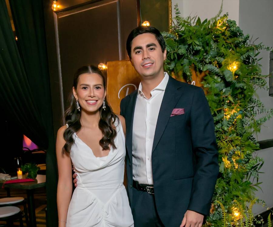 Entre felicitaciones, recuerdos y momentos llenos de emoción, Roberto Matuty Díaz y Emily Hawit Lara protagonizaron una especial despedida de solteros que reunió a familiares y seres queridos para celebrar el amor que los une. A pocos días de dar el esperado “sí, acepto”, los futuros esposos disfrutaron de una noche llena de detalles, anécdotas, videos y ovaciones, en un ambiente inspirado en los recuerdos y momentos que han marcado su historia de amor. En la foto: Los novios Emily Hawit Lara y Roberto Matuty Díaz.