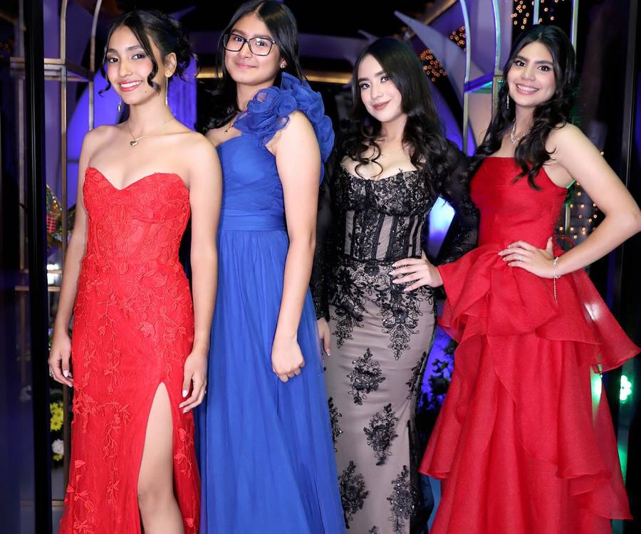 La promoción 2025 del Instituto Salesiano San Miguel vivió una noche inolvidable durante la celebración de su prom, realizada en el Club del BCIE. Vestidos con sofisticados vestidos y trajes de gala, los jóvenes dieron inicio a una velada cargada de emoción, elegancia y alegría, marcando el final de su etapa colegial.
