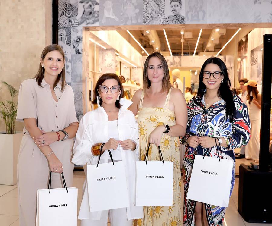 La nueva colección Cala Bimba llegó a Bimba y Lola con un evento lleno de moda y good vibes en Multiplaza Tegucigalpa. Durante la experiencia, los invitados conocieron de cerca las nuevas piezas de la temporada y disfrutaron de una styling session junto a Nineth Espinoza, quien compartió inspiración y consejos para crear looks versátiles y llenos de estilo. En la foto: Pamela Cruz, Blanca Bendeck, Nicole Hasbun y Norma Farías.