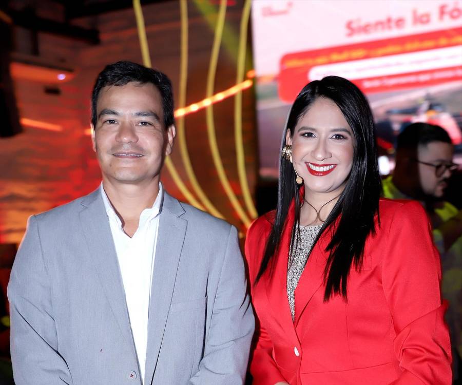 Shell presentó oficialmente su campaña “Siente la Fórmula”, una promoción que premia la lealtad de sus clientes con la oportunidad de ganar un viaje VIP al Gran Premio de Barcelona 2026. La velada reunió a invitados especiales, ejecutivos de la marca y amantes del automovilismo, quienes conocieron de primera mano los detalles de esta experiencia única que conecta innovación, velocidad y alto desempeño.