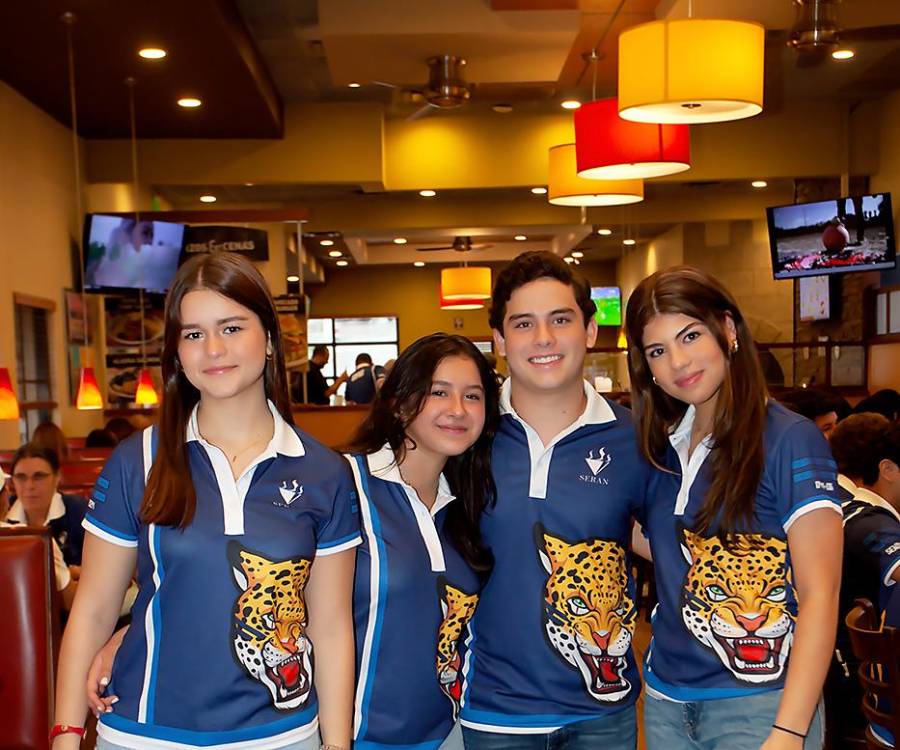 Cuando los primeros rayos del sol alumbraron, los senior de Seran School se reunieron en el restaurante Denny’s de Jardines del Valle para desayunar y luego iniciar su caravana en lo que fue su tradicional Senior Entrance. Con rostros llenos de entusiasmo, usando camisetas y jeans, así llegaron a la cita de mañanita. La celebración continuó con la caravana de vehículos hasta llegar a la institución educativa donde los esperaban maestros y alumnos para festejar el primer día de clases de los futuros bachilleres bilingües.