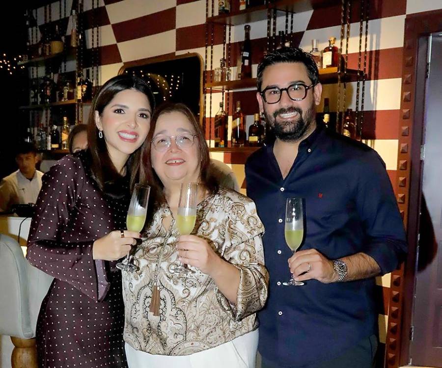 La música de saxofón y violín deleitó de principio a fin a los selectos invitados que asistieron a la reapertura de Hasta La Pasta Italian Bistro, ahora ubicado en el Corporativo 1908, en el barrio Río de Piedras. El evento se celebró en el marco del 28 aniversario del prestigioso restaurante de comida italiana, convertido ya en un clásico de San Pedro Sula. En la foto: Claudia Colindres de Pineda con su madre Carolina Cueva y su esposo Carlos Pineda, durante la inauguración del nuevo local de Hasta La Pasta.