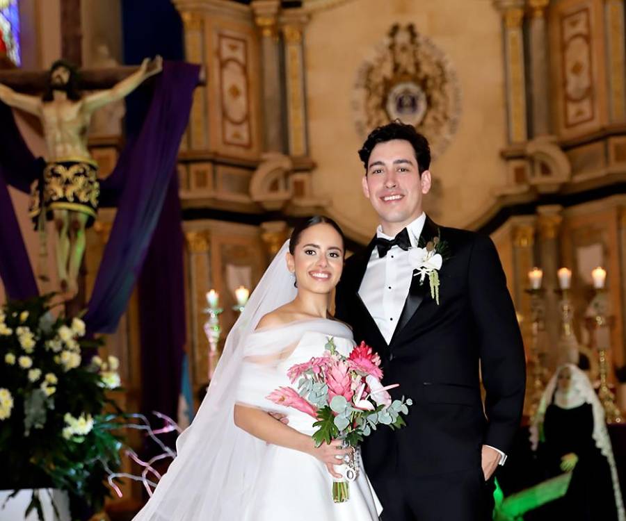 Fue una ceremonia muy emotiva, llena de momentos especiales y marcada por la magia de un día inolvidable para los novios, Alejandra María Zúñiga Peña y Gabriel Eduardo Sierra Kivett, quienes se unieron en matrimonio en la Basílica Nuestra Señora de Suyapa.