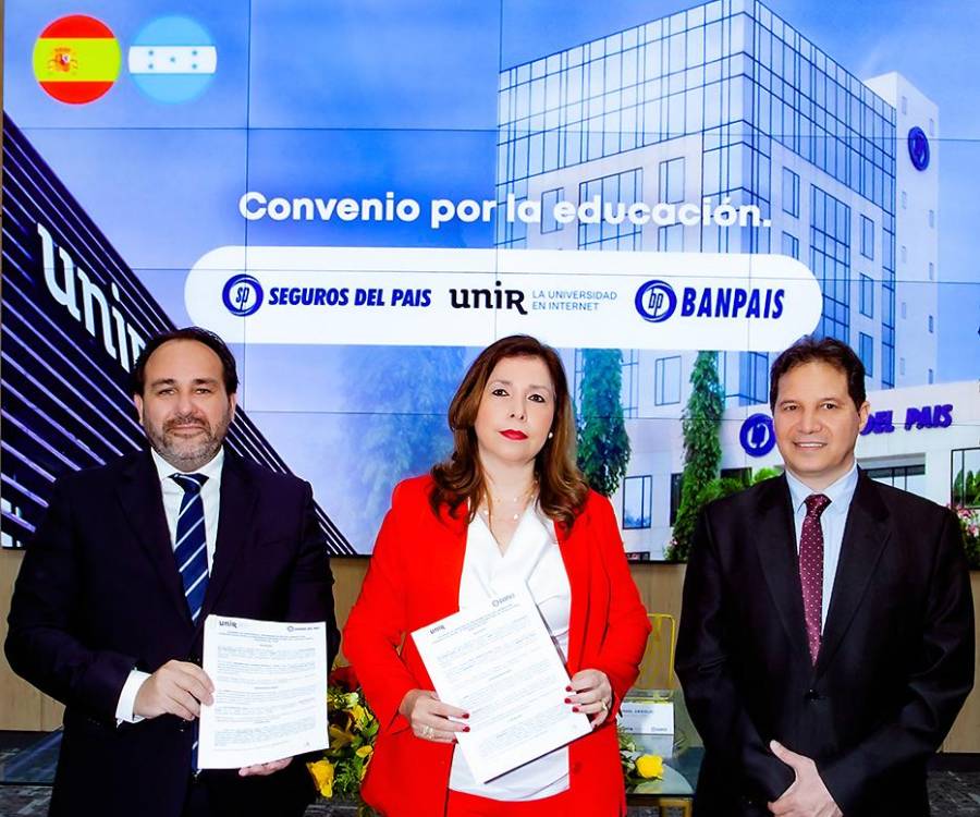 El salón de eventos de Torre Banpaís fue el escenario perfecto donde ejecutivos de Banpaís y la Universidad en Internet (UNIR) suscribieron un acuerdo de adhesión al Programa de Becas y Beneficios Corporativos, con el propósito de fortalecer el desarrollo académico y profesional de los colaboradores del banco, de Seguros del País y sus descendientes hasta en segundo grado. En la foto: Moisés Moya, director de Relaciones Institucionales para Latinoamérica de UNIR; Ana Pacheco, gerente Corporativo de Gestión y Desarrollo Humano de Banpaís y Misael Arguijo, director de País de UNIR.