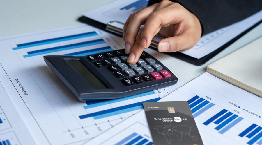 <b>Controla tus gastos de forma organizada</b>Registra los totales de tus compras en categorías como comestibles, entretenimiento y transporte. Este seguimiento mensual facilita la creación de un presupuesto preciso y la planificación a futuro.