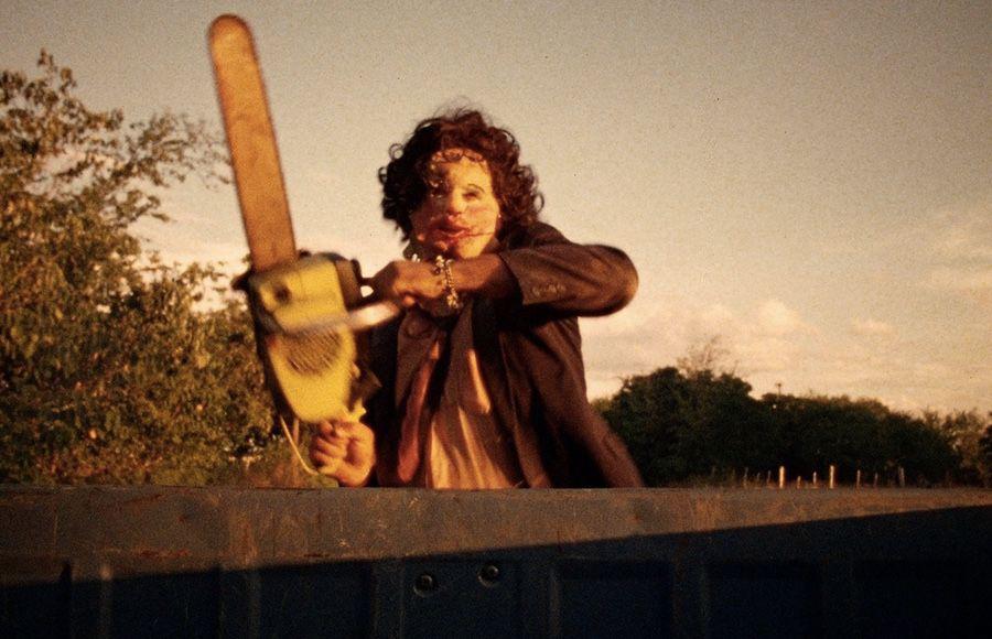 <b>La masacre de Texas (1974)</b>Te imaginas salir con tus amigos para disfrutar y por desgracia son atacados por una familia de caníbales en Texas . La película te mantiene entretenido y en suspenso en cada minutos, mientras un desquiciado te persigue para que seas su cena.