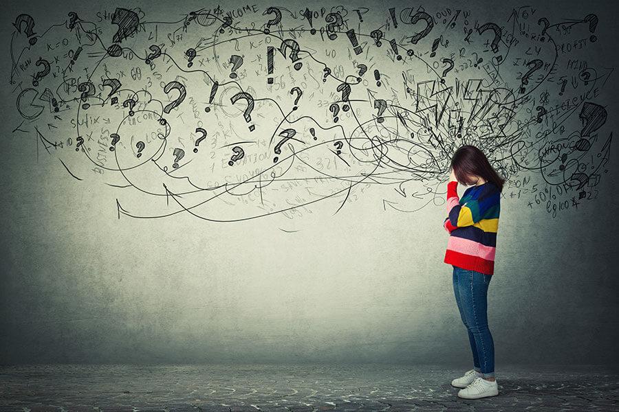 Cambia a un enfoque externo. Cuando estas en alguna reunión surgen situaciones que potencian tu ansiedad, trata de concentrarte en las personas que te rodean, esto ayudará a tu signos físicos de ansiedad a conformarte y animarte a desconéctate de los pensamientos negativos.Si te enfocas constantemente en tu cuerpo traicionando el nerviosismo, el obsesivo la concentración aumentará alimenta tu ansiedad. 