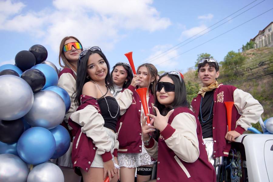 La esperada Senior Entrance de los Seniors 2027 de Mayan School estuvo llena de emoción y entusiasmo. Los estudiantes se reunieron en Plaza de Reyes, donde dieron inicio a esta celebración tan especial, para luego emprender el recorrido rumbo a la escuela en una alegre caravana que marcó el comienzo de una jornada inolvidable. En la foto: Ella Martínez, Valeria Navarro, Jimena Altamirano, Rochell Acosta, Alessandra Fernández y Ángel Rodríguez.