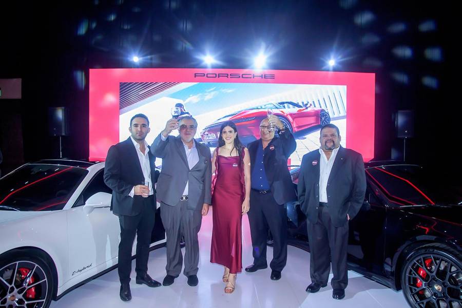 Con más de seis décadas de historia, el Porsche 911 sigue siendo un referente mundial del automovilismo, fusionando tradición, innovación y un diseño que trasciende el tiempo. Lama Motors, distribuidor oficial de Porsche en Honduras, presentó en una exclusiva velada en el salón Napoleón V del hotel Copantl &amp; Convention Center la nueva generación del 911 Carrera 4 GTS, un modelo que marca un hito en desempeño, tecnología y sofisticación, siendo el primer 911 homologado para carretera con un sistema híbrido de alto rendimiento especialmente ligero. En la foto: Fernando y Carlos Lama, Daniela Lama de Brito, Alfredo León Gómez y Francisco Abadie. durante el brindis del lanzamiento del Porsche 911.