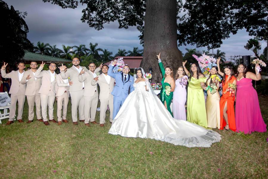 Cuando el sol daba sus últimos destellos era la hora señala para los novios: Jean Paul Cerrato y Madeline Lindo para dar el sí más importante de sus vidas