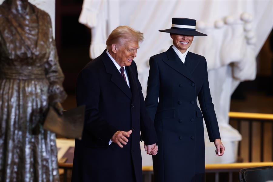 Donald Trump fue juramentado como el 47 presidente de los Estados Unidos de América durante una ceremonia realizada en el interior del Capitolio, debido al mal clima. Trump prometió el inicio de “una era dorada” para el país, en un discurso en el que definió las políticas de su nuevo gobierno.