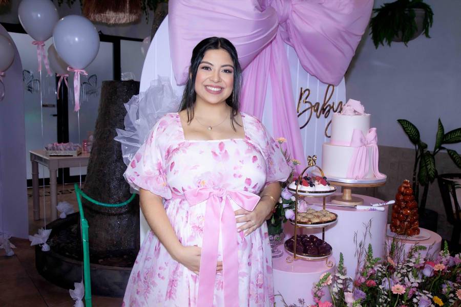 Una atmósfera de alegría, ternura y gratitud envolvió la mañana en la que familiares y amigas cercanas se reunieron en el restaurante Silvestre para celebrar la dulce espera de Eliana Sofía, la hija que muy pronto llegará para llenar de luz el hogar de Víctor Valdés y Jackeline Ivonne del Arca. El especial encuentro, organizado por las abuelas, tías y primas, fue una cálida antesala al nacimiento de la nueva integrante de la familia, previsto para principios de febrero.