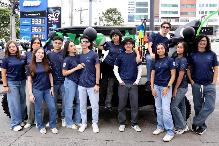 Llenos de emoción y sonrisas los seniors 2027 de Discovery School disfrutaron de su senior entrance iniciando en el Boulevard Morazán para dar inicio a la caravana de carros con decoraciones de globos y más. Entre música y aplausos dieron inicio a su ultimo año escolar marcando el comienzo de una etapa llena de aprendizaje y recuerdos inolvidables.