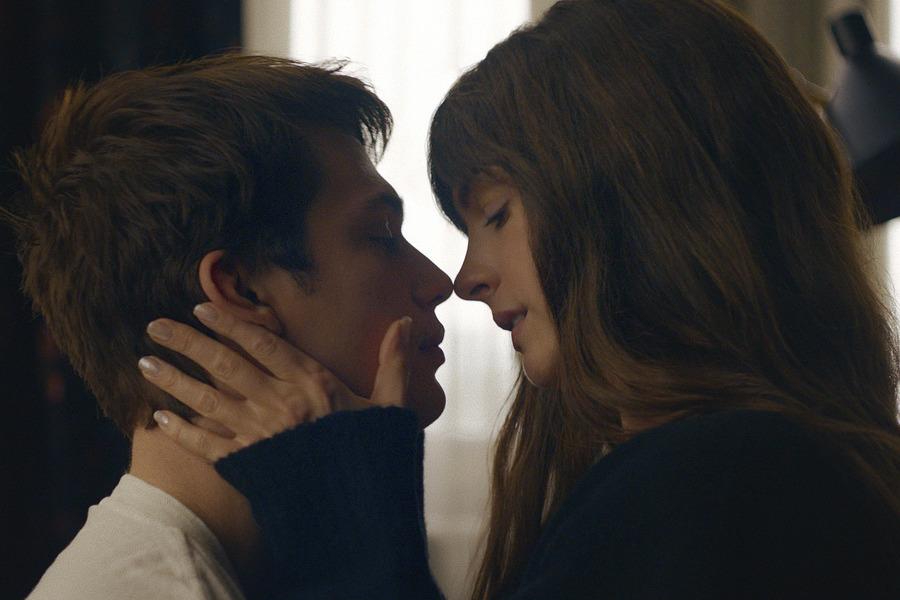 Prime Video: La idea de ti - 2 de mayoBasada en la aclamada historia de amor contemporánea del mismo nombre, La idea de ti se centra en Solène (Anne Hathaway), una mamá soltera de 40 años que comienza un inesperado romance con el joven de 24 años Hayes Campbell (Nicholas Galitzine), el vocalista principal de August Moon, la boy band más famosa del planeta.