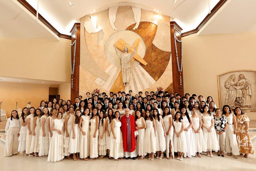 Los estudiantes de la Escuela Internacional Sampedrana celebraron su Confirmación en una ceremonia llena de significado y emoción. La cita fue en el Templo Sagrada Familia de la Fundación Mhotivo, donde familiares y seres queridos se reunieron para acompañar a los jóvenes en este importante sacramento, marcando un nuevo paso en su camino espiritual.