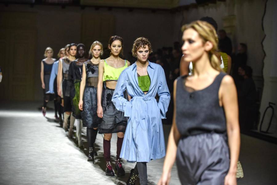 Un desfile con apenas 15 modelos, marcado por el juego de capas para evocar la evolución cotidiana de las mujeres, ha sido el formato escogido por Prada para presentar su nueva colección femenina para el próximo otoño-invierno en Milan Fashion Week.