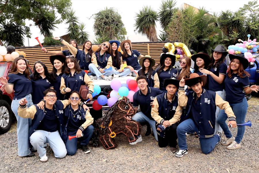 Los seniors 2027 de Hillcrest School disfrutaron de una mañana agradable en el restaurante La Cuisinette donde degustaron de un exquisito desayuno marcando el inicio de su tan esperada senior entrance en su ultimo primer dia de clases, un momento lleno de nostalgia y alegría.