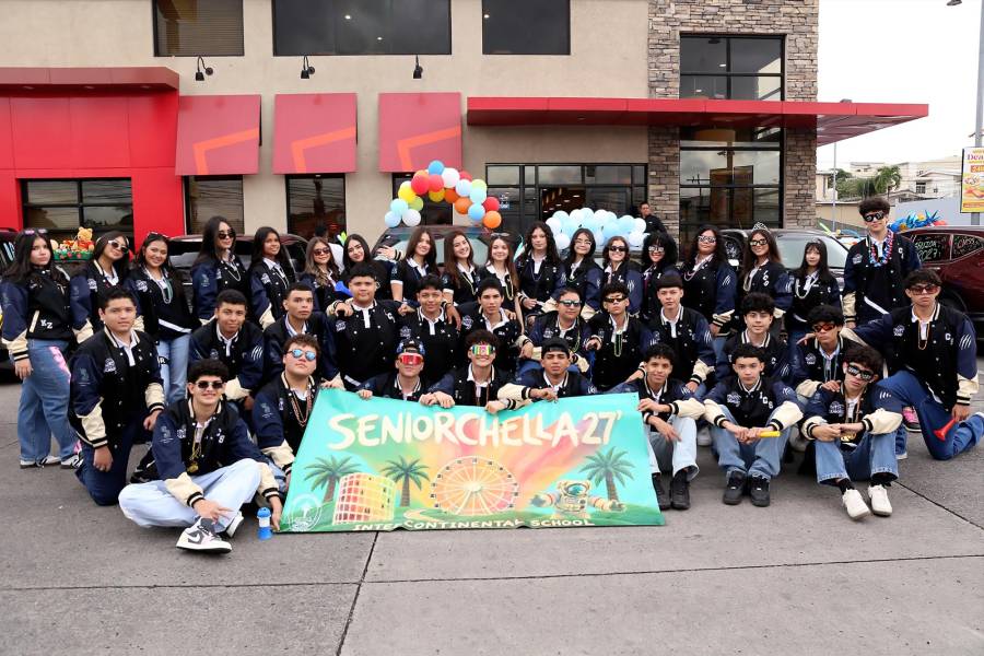 En una mañana llena de entusiasmo y compañerismo, los seniors 2027 de Intercontinental School se reunieron en Denny’s para disfrutar de un desayuno entre amigos antes de dirigirse a la escuela. Con vehículos decorados y mucha energía, los jóvenes emprendieron su caravana, dando inicio a una jornada especial que marca el comienzo de su último año escolar.