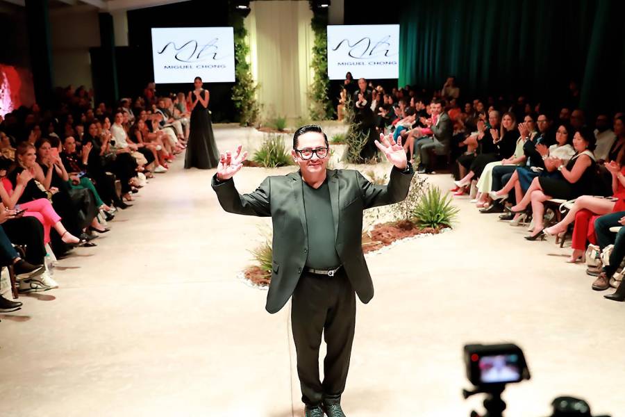 El diseñador hondureño Miguel Chong propone un verano teñido de blanco y negro con el trademark que define sus creaciones: transparencias, un toque de brillo y elegancia timeless.