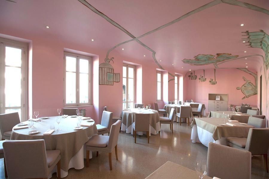 39. Piazza Duomo es un restaurante de renombre ubicado en Alba, Italia, en la región de Piamonte. Dirigido por el chef Enrico Crippa, este establecimiento ha ganado reconocimiento internacional y ha sido galardonado con tres estrellas Michelin, siendo uno de los destinos gastronómicos más destacados de la región.