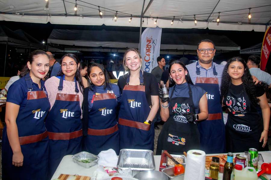 Bajo el calor de las brasas y el aroma inconfundible del asado, Supermercados Colonial celebró la décima edición de su esperado <i>Master Grilling con Colonial</i>, consolidándose como una de las experiencias gastronómicas más destacadas del año. Entre fuego, sabor y buena compañía, el evento reunió a invitados especiales, amantes de la parrilla y expertos culinarios en una velada donde la cocina se convirtió en espectáculo y punto de encuentro.