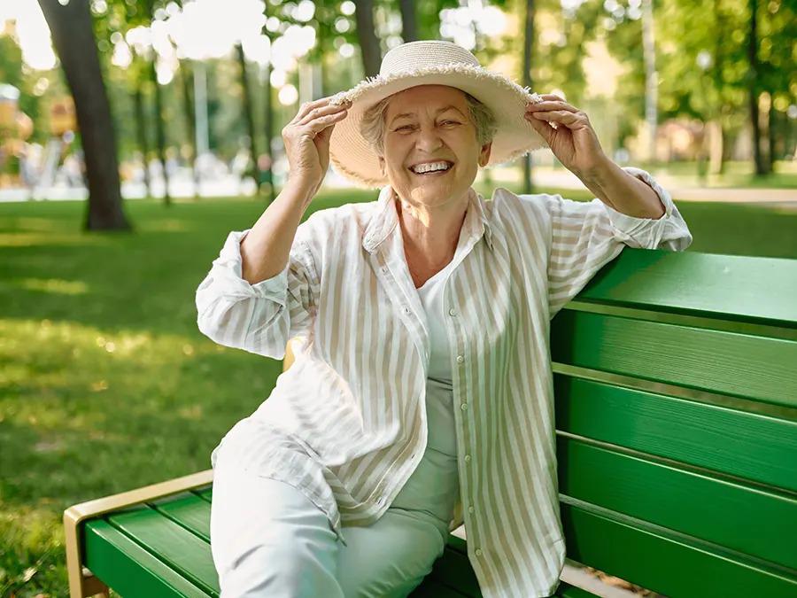 Utiliza ropa adecuada: opta por ropa ligera, de colores claros y holgada. Los materiales como el algodón permiten que el aire circule y ayudan a mantenerte fresco. Además, usa un sombrero de ala ancha y gafas de sol para protegerte del sol directo.