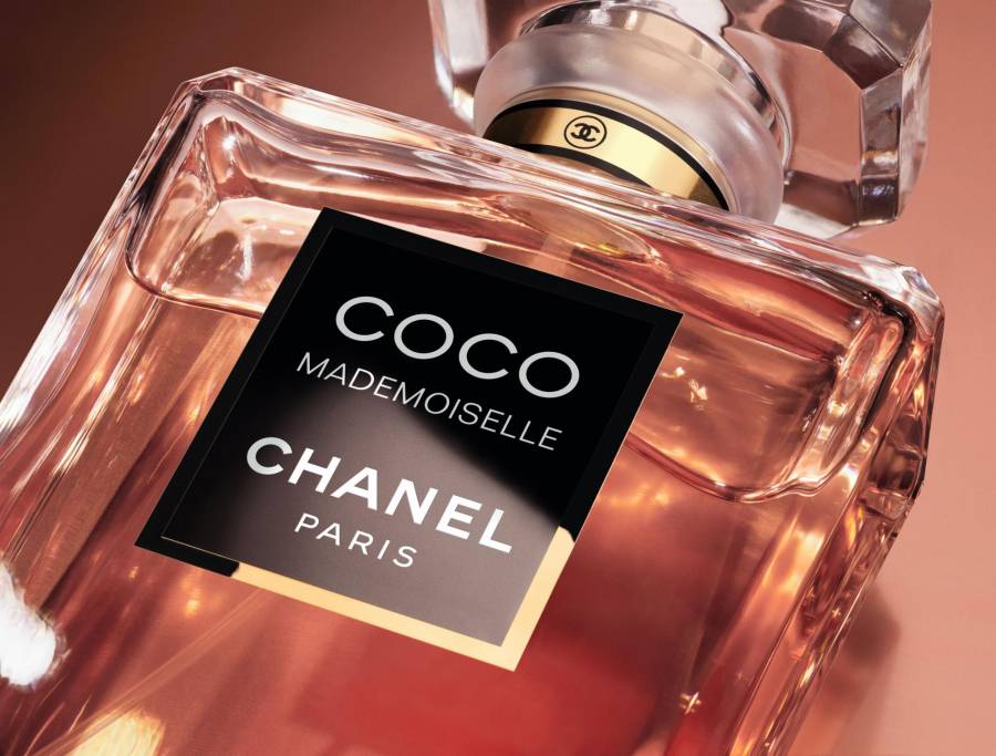Coco Mademoiselle Crush Absolu es una fragancia para romper el molde<i>, </i>donde las notas ambarinas, afrutadas y florales se encuentran para crear una estela inesperada.
