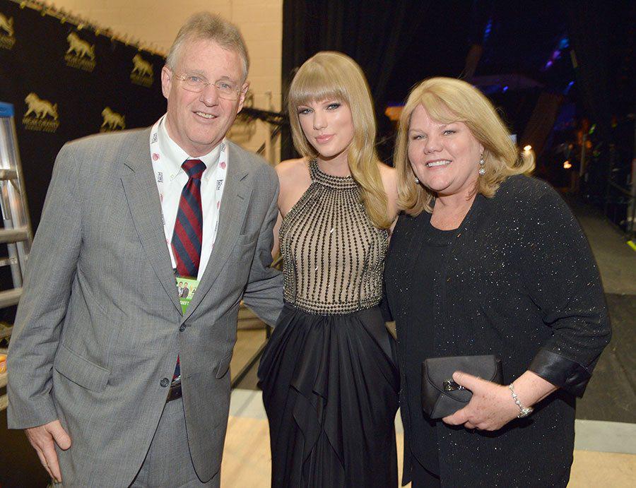 Su padre es Scott Kingsley Swift y su madre es Andrea Gardner Swift. 