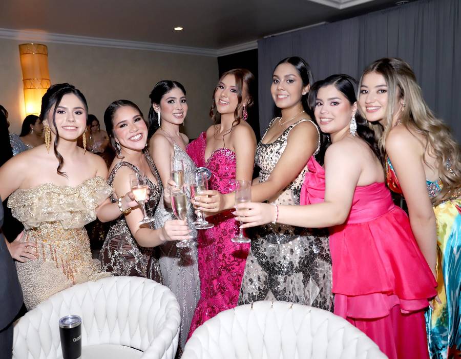 La llegada de los invitados marcó el inicio de una noche inolvidable en la fiesta de los Seniors 2026 de la Academia Los Pinares. Familiares y amigos desfilaron con elegancia, luciendo sus mejores atuendos y uniéndose a una velada llena de estilo, entusiasmo y grandes expectativas para una celebración única.